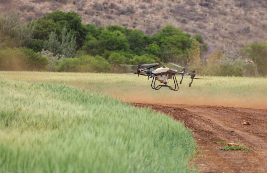 Een drone die boven een groen landbouwveld vliegt, met een focus op precisielandbouw.
